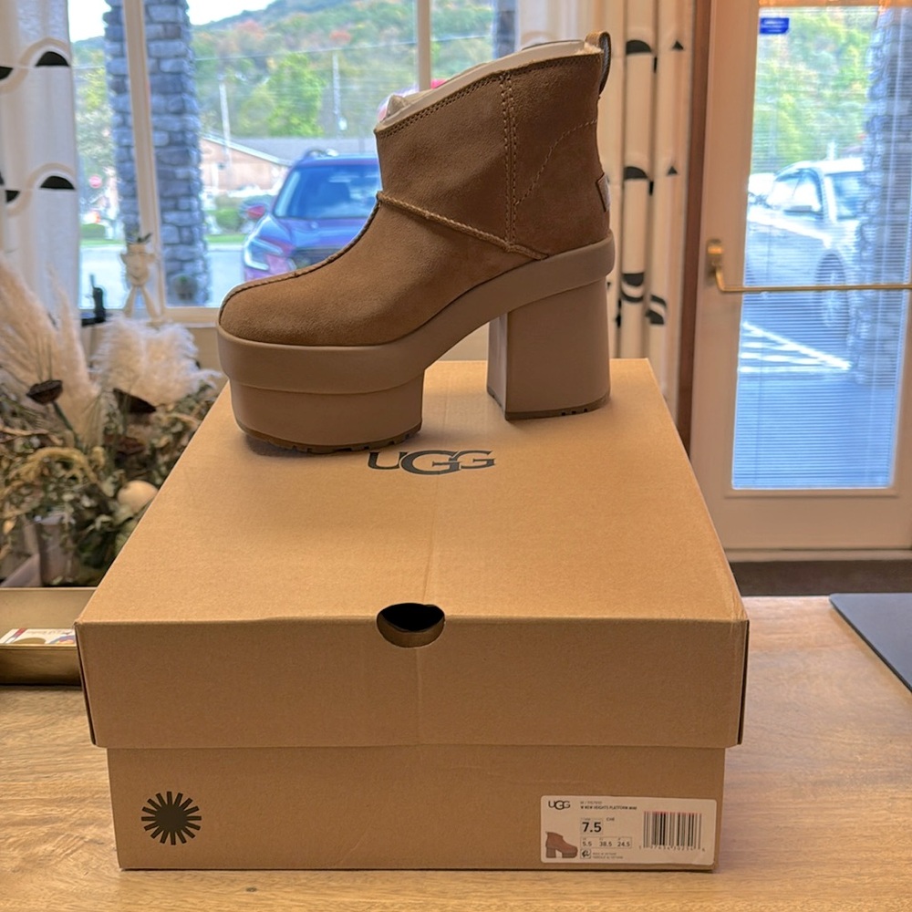 Ugg size 7.5 New Heights Platform Mini